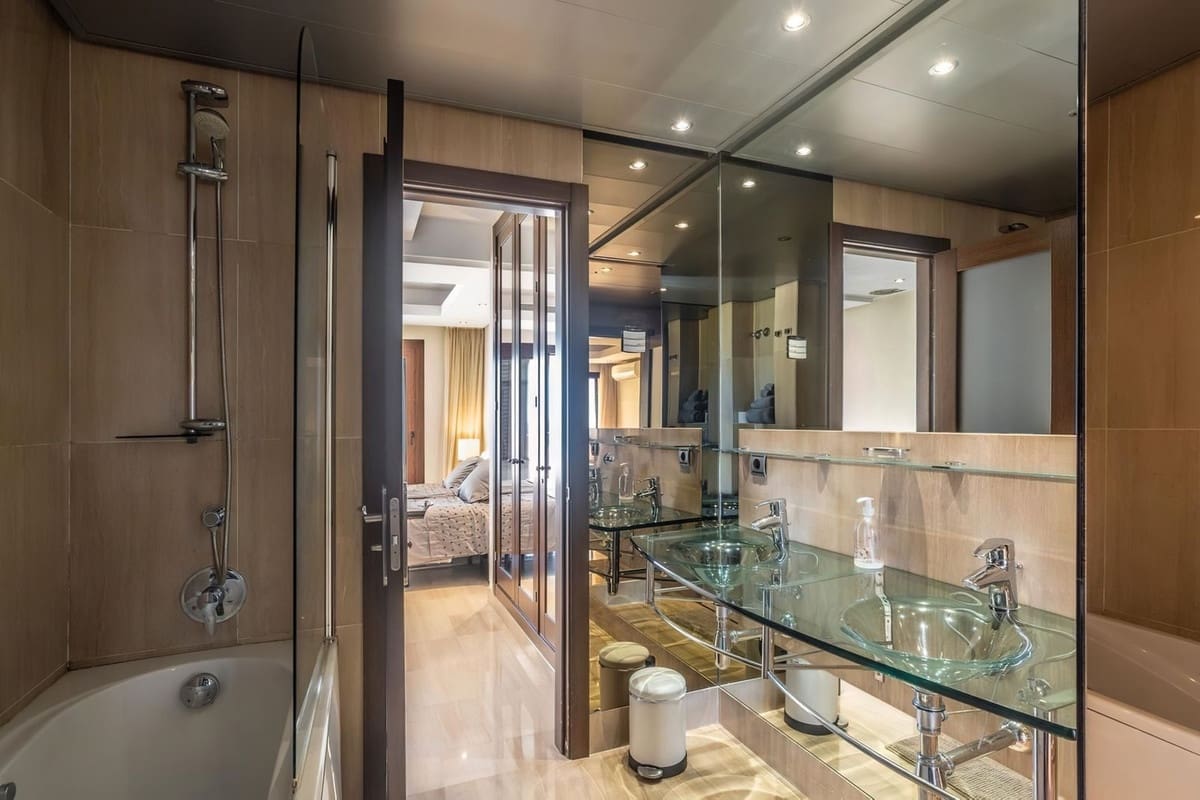 Ático de 2 habitaciones en Estepona en venta con piscina garaje - 630.000 € (Ref: 8478552)