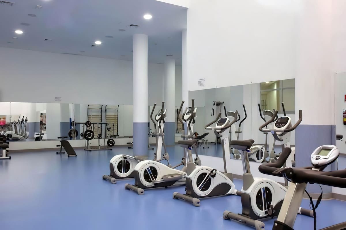 Ático de 2 habitaciones en Estepona en venta con piscina garaje - 630.000 € (Ref: 8478552)