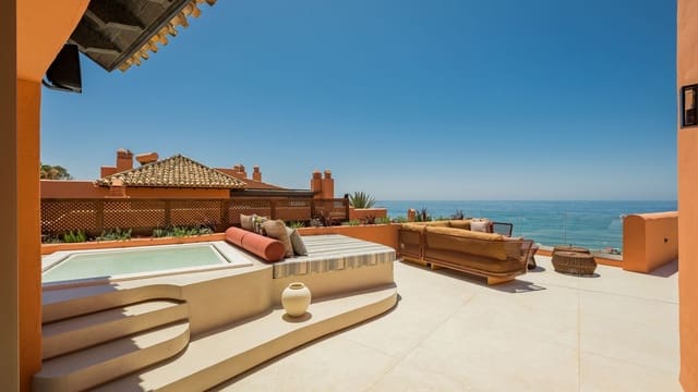 4 sypialnia Penthouse na sprzedaż w Los Monteros, Marbella z basenem garażem - 5 350 000 € (Ref: 8479924)