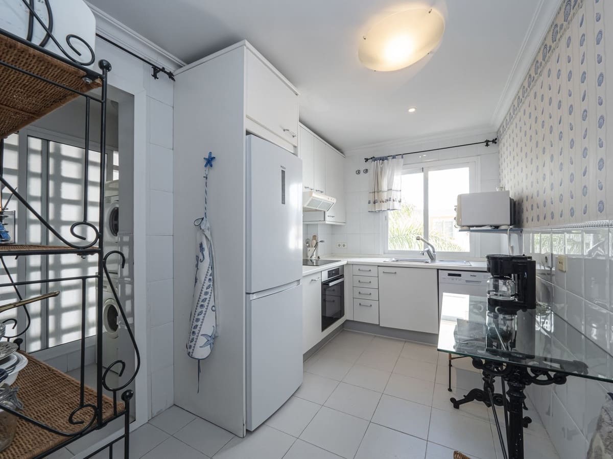 Apartamento de 2 habitaciones en Puerto Banus en venta con piscina garaje - 1.575.000 € (Ref: 8482560)