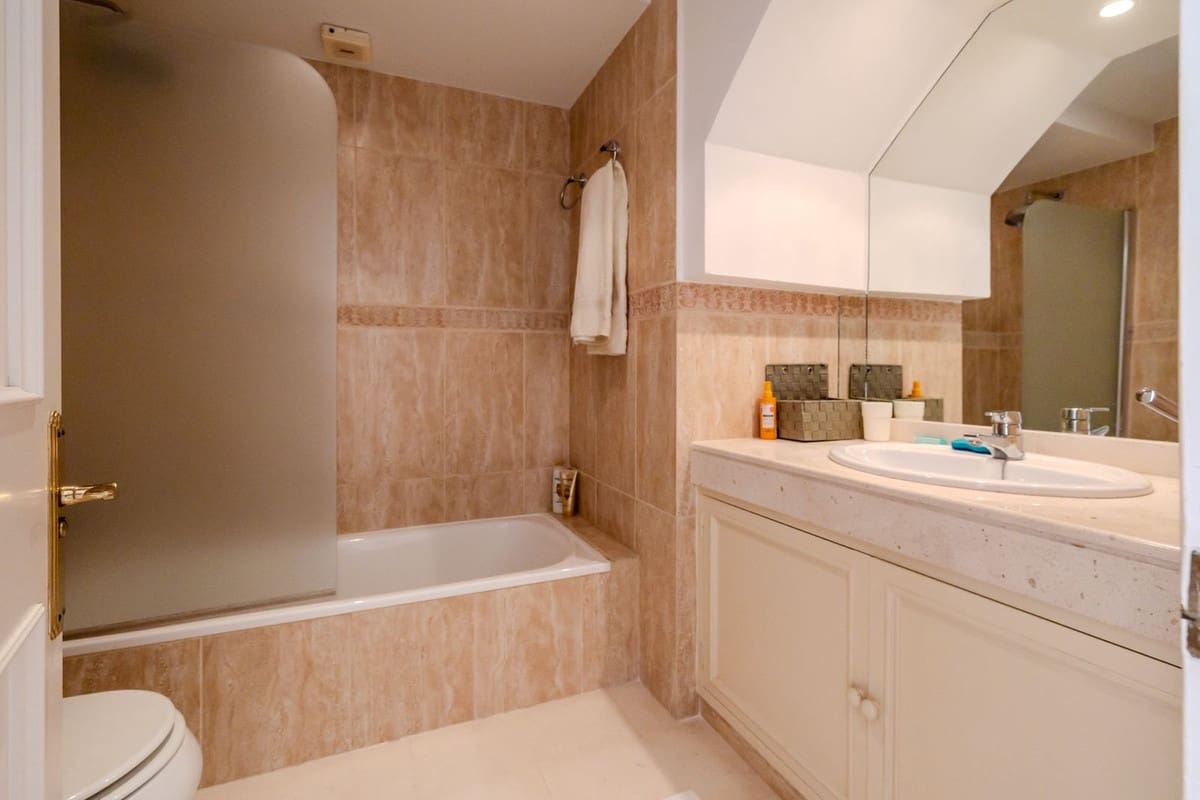 3 chambre Penthouse à vendre à New Golden Mile avec piscine garage - 520 000 € (Ref: 8617795)