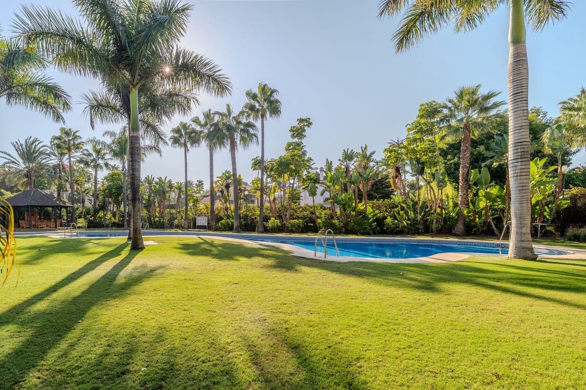 2 soveværelse Lejlighed til salg i Puerto Banus med swimmingpool garage - € 695.000 (Ref: 8635421)