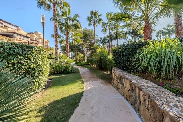 2 soveværelse Lejlighed til salg i Puerto Banus, Marbella med swimmingpool garage - € 695.000 (Ref: 8635421)