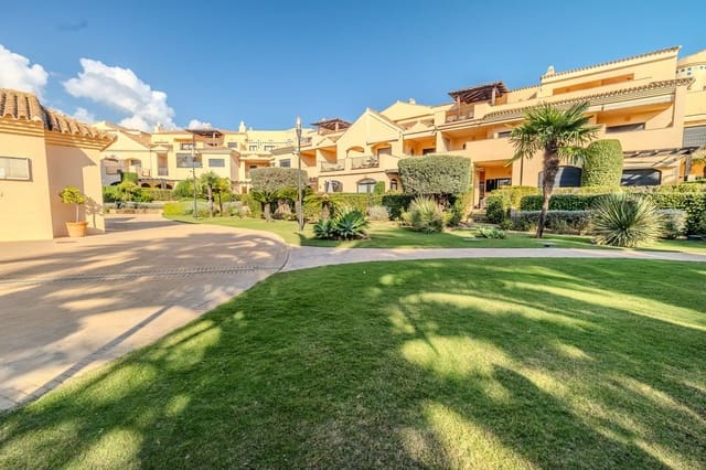 Apartamento de 2 habitaciones en Puerto Banus, Marbella en venta con piscina garaje - 695.000 € (Ref: 8635421)