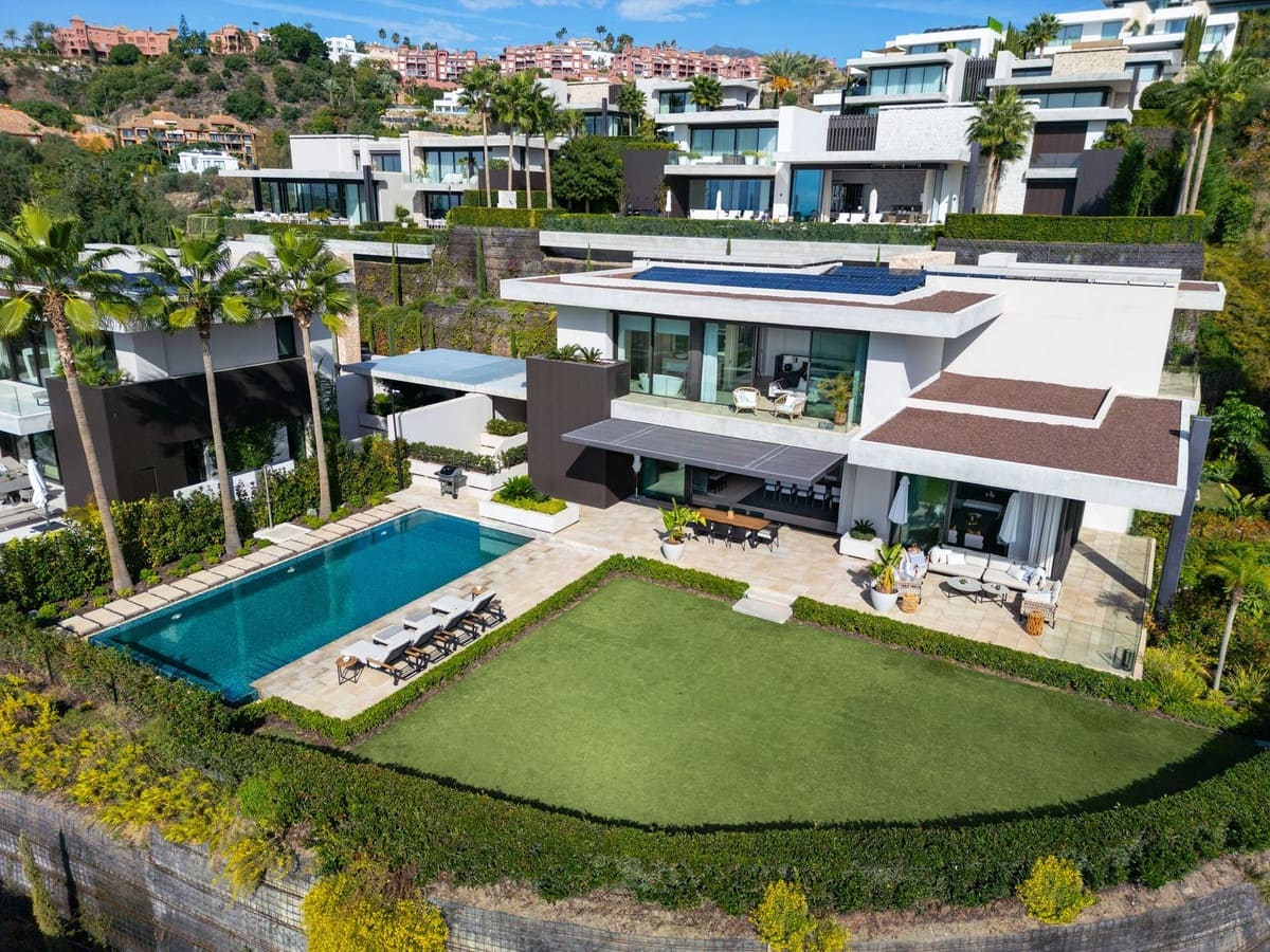 6 bedroom Villa for sale in Benahavis with pool garage - € 8,900,000 (Ref: 8657847)