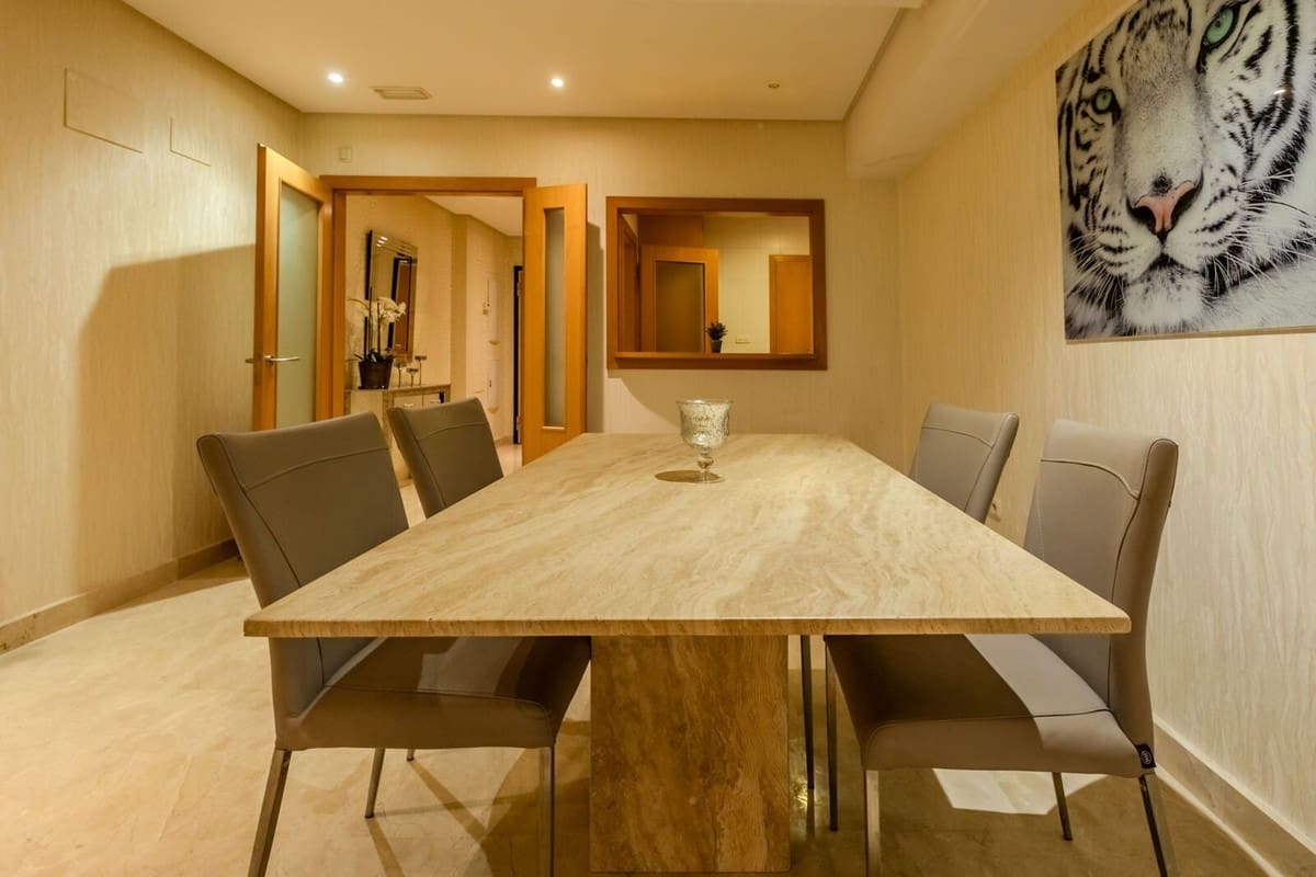 2 soverom Leilighet til salgs i Puerto Banus med svømmebasseng garasje - € 749 000 (Ref: 8676751)