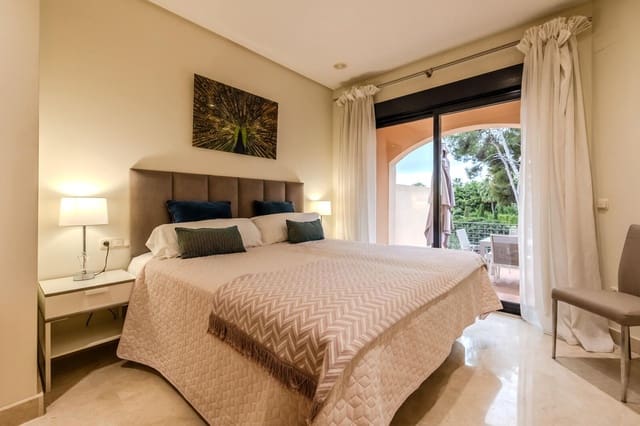 2 soveværelse Lejlighed til salg i Puerto Banus, Marbella med swimmingpool garage - € 749.000 (Ref: 8676751)