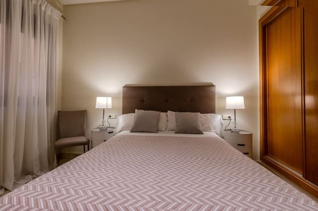 2 soveværelse Lejlighed til salg i Puerto Banus, Marbella med swimmingpool garage - € 749.000 (Ref: 8676751)