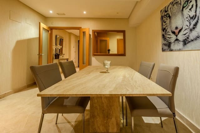 2 soveværelse Lejlighed til salg i Puerto Banus, Marbella med swimmingpool garage - € 749.000 (Ref: 8676751)