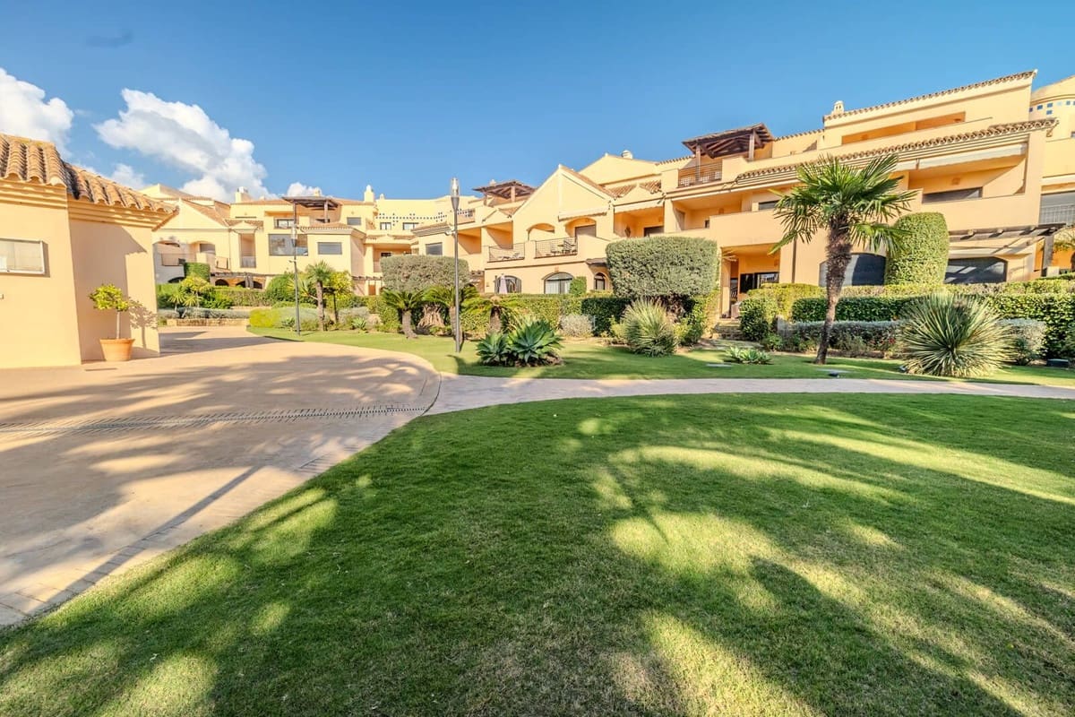 2 soverom Leilighet til salgs i Puerto Banus med svømmebasseng garasje - € 749 000 (Ref: 8676751)