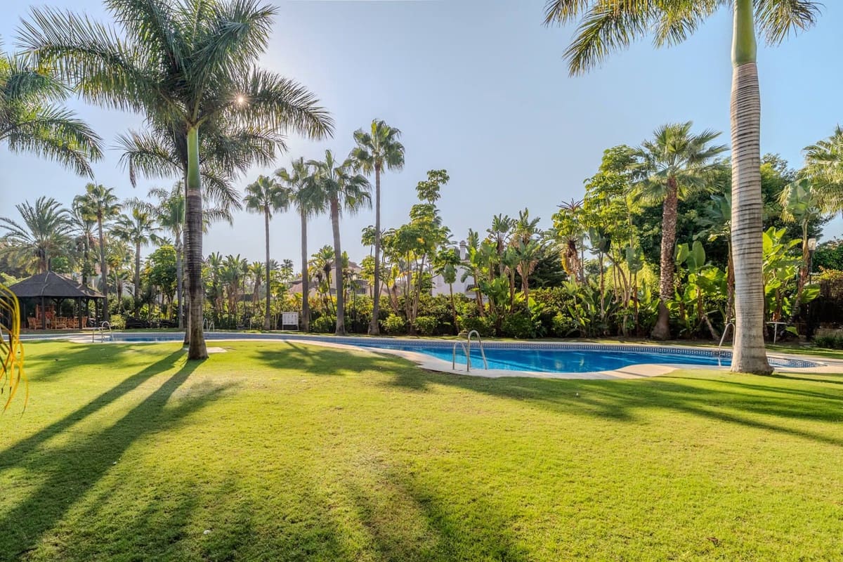 2 soverom Leilighet til salgs i Puerto Banus med svømmebasseng garasje - € 749 000 (Ref: 8676751)