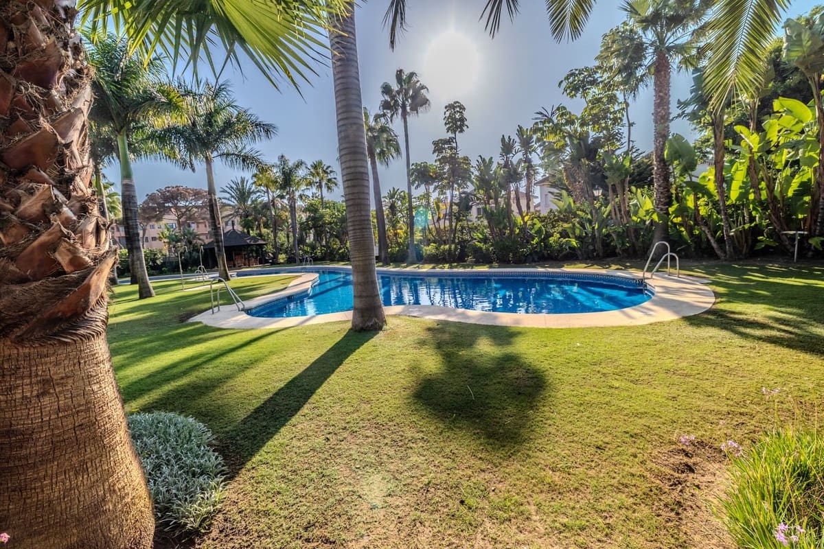 2 soverom Leilighet til salgs i Puerto Banus med svømmebasseng garasje - € 749 000 (Ref: 8676751)