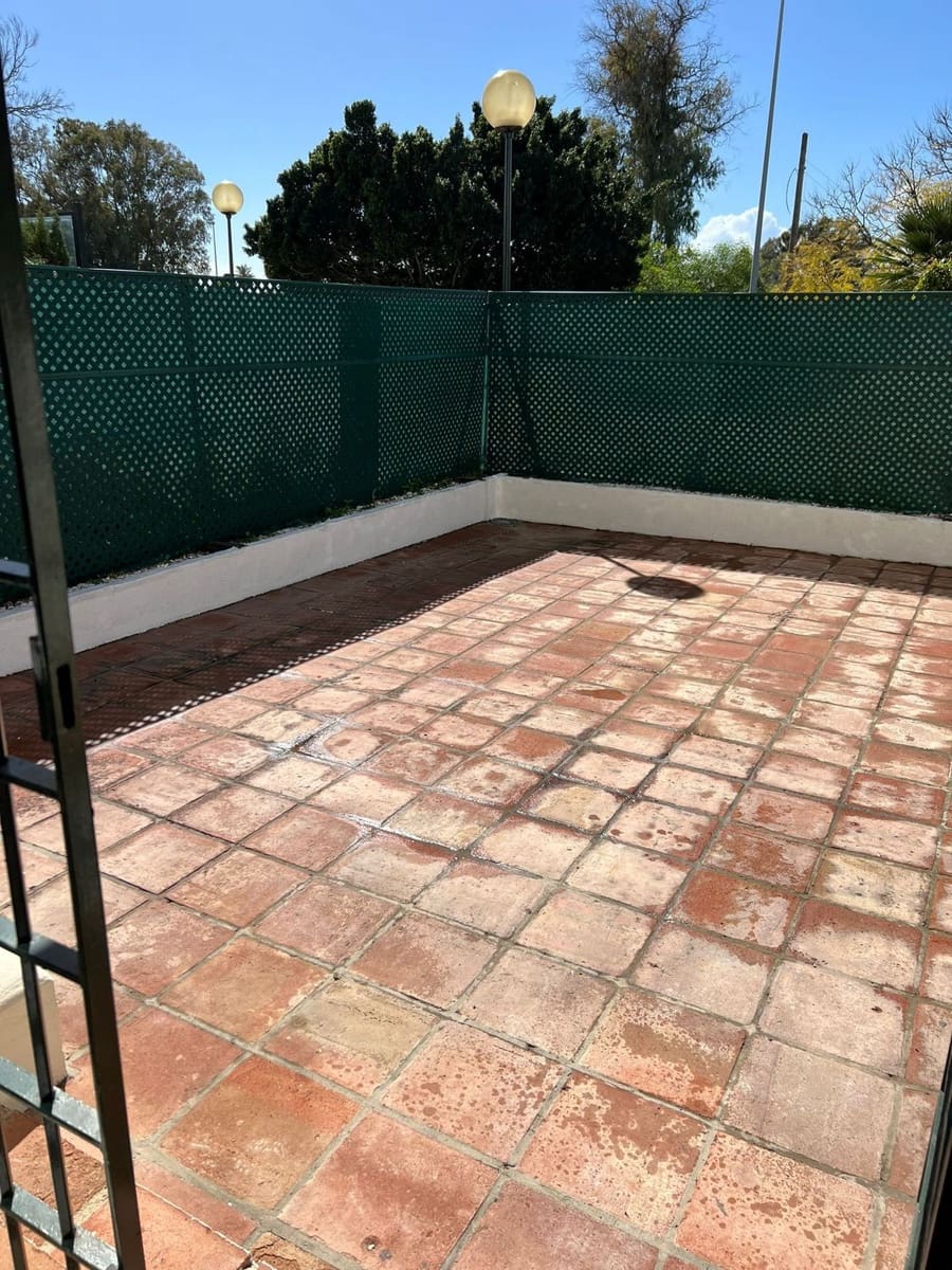 2 bedroom Apartment for sale in Nueva Andalucia with pool garage - € 335,000 (Ref: 9028513)