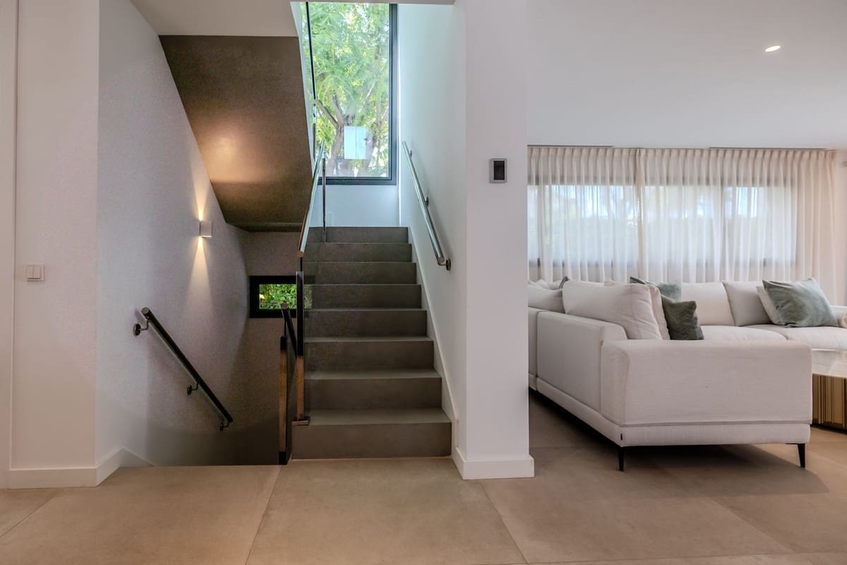 4 bedroom Villa for sale in Puerto Banus with pool garage - € 2,995,000 (Ref: 9066622)