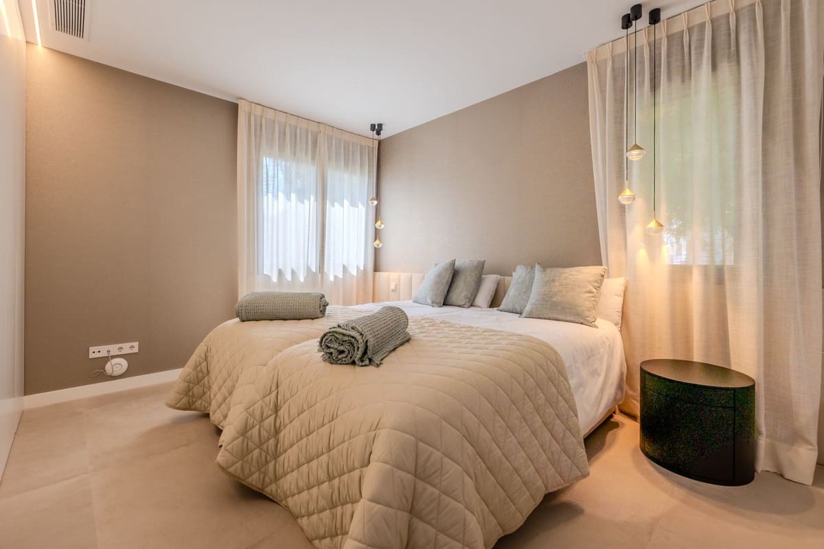 4 bedroom Villa for sale in Puerto Banus with pool garage - € 2,995,000 (Ref: 9066622)