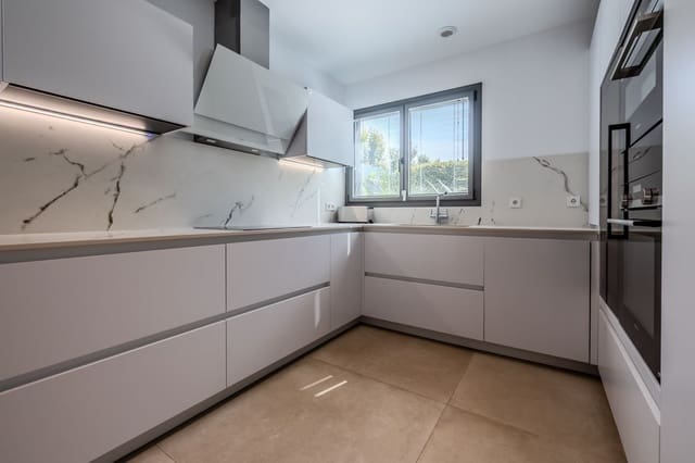 4 sypialnia Willa na sprzedaż w Puerto Banus, Marbella z basenem garażem - 2 995 000 € (Ref: 9066622)