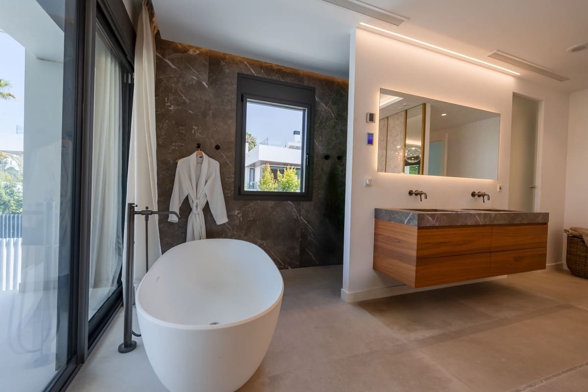 4 bedroom Villa for sale in Puerto Banus with pool garage - € 2,995,000 (Ref: 9066622)