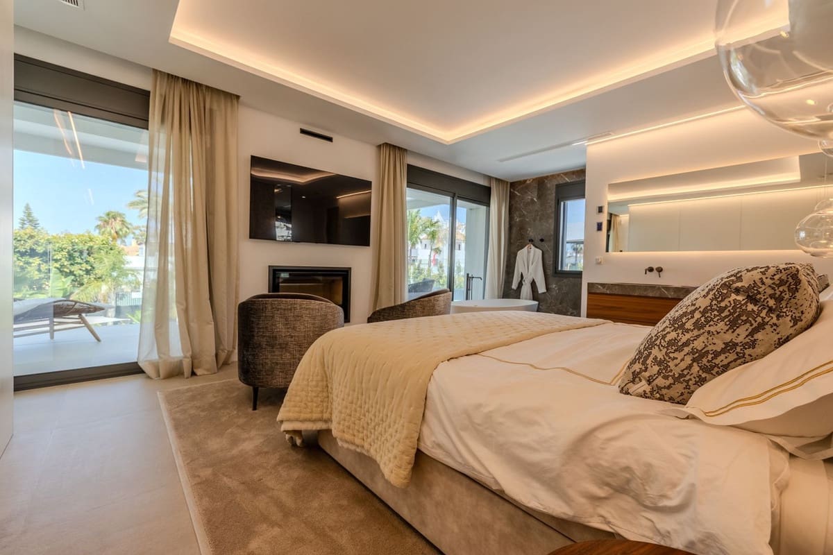 4 bedroom Villa for sale in Puerto Banus with pool garage - € 2,995,000 (Ref: 9066622)