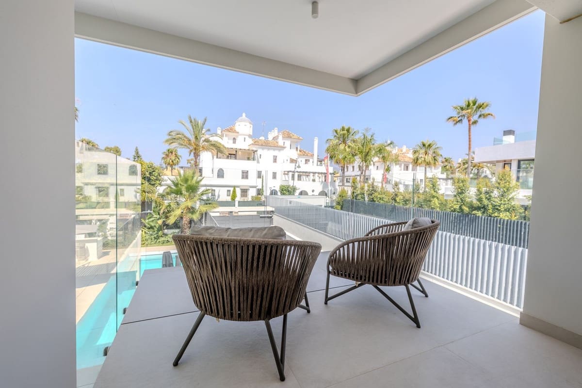 4 bedroom Villa for sale in Puerto Banus with pool garage - € 2,995,000 (Ref: 9066622)
