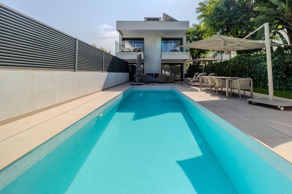 4 bedroom Villa for sale in Puerto Banus with pool garage - € 2,995,000 (Ref: 9066622)