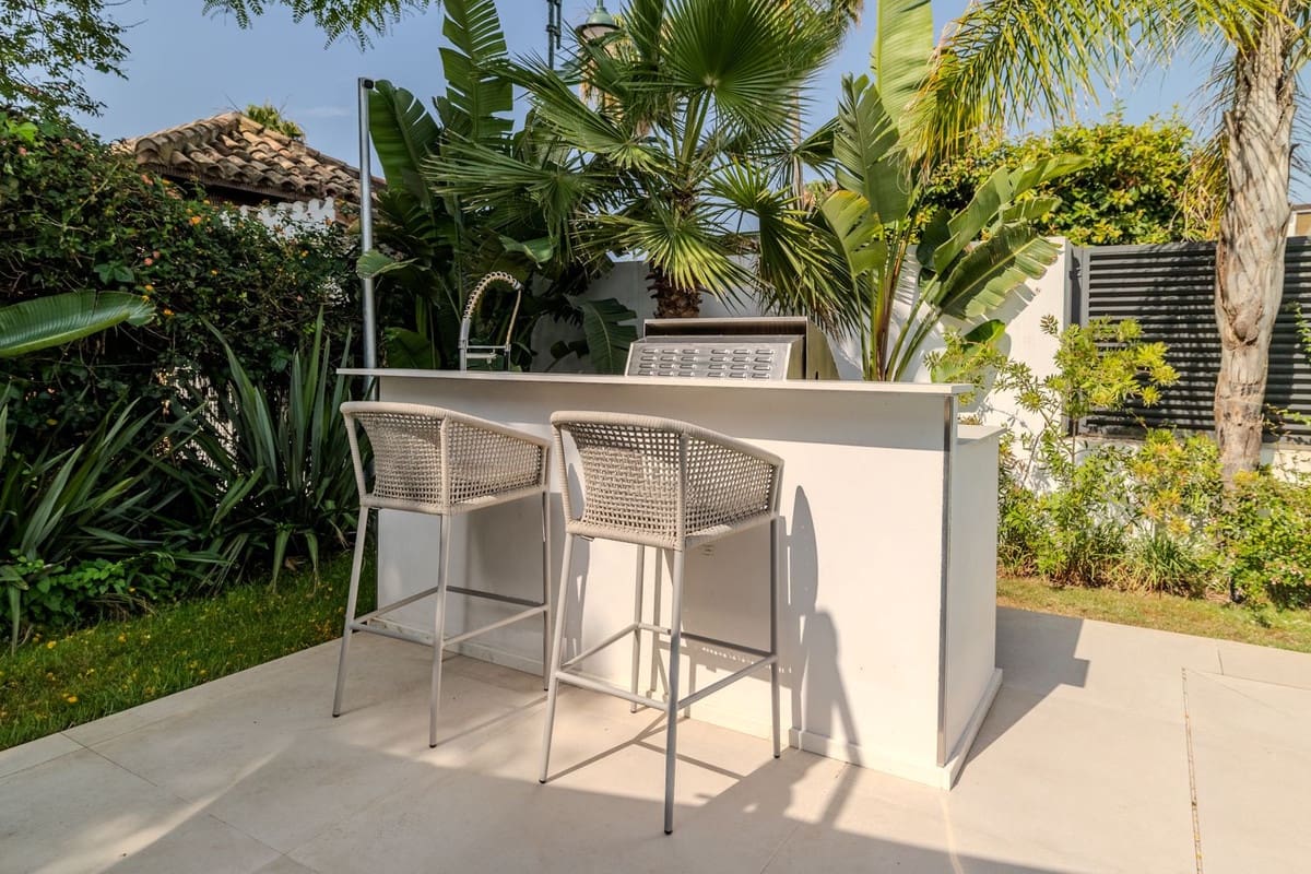 4 bedroom Villa for sale in Puerto Banus with pool garage - € 2,995,000 (Ref: 9066622)