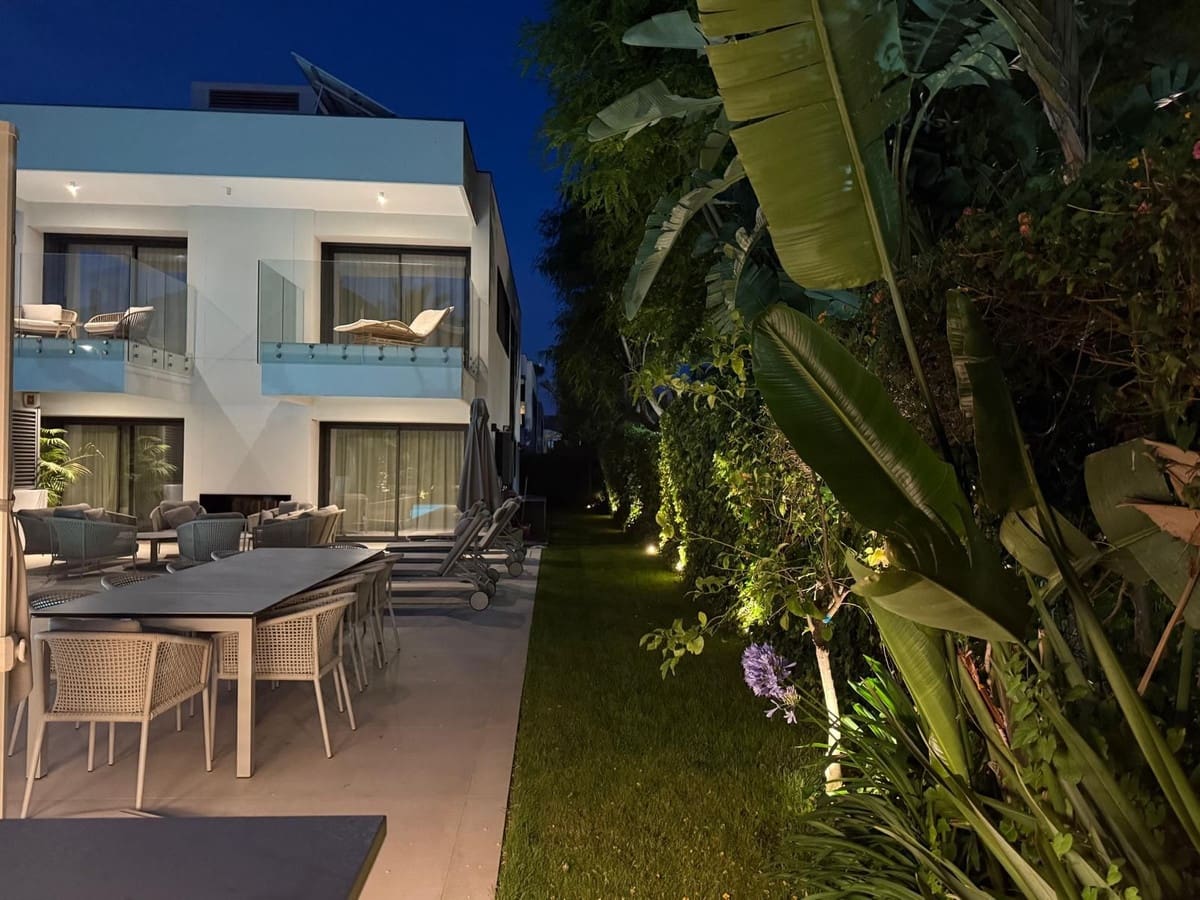 4 bedroom Villa for sale in Puerto Banus with pool garage - € 2,995,000 (Ref: 9066622)