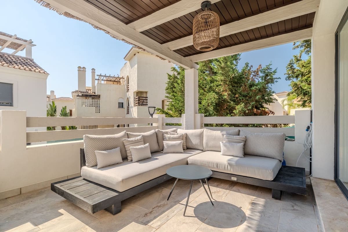 3 quarto Casa em Banda para venda em Estepona com piscina garagem - 495 000 € (Ref: 9105020)