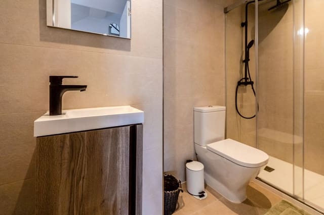 3 soveværelse Byhus til salg i Estepona med swimmingpool garage - € 495.000 (Ref: 9105020)