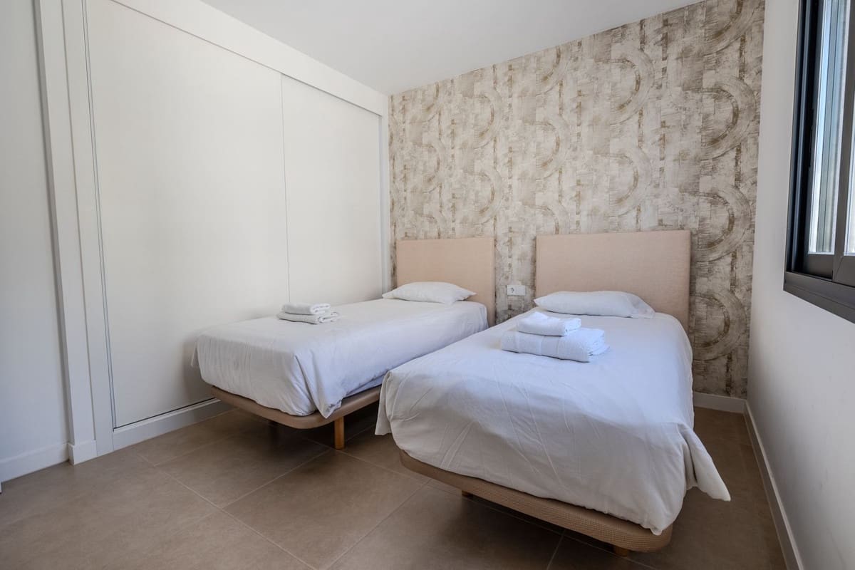 3 sypialnia Dom na sprzedaż w Estepona z basenem garażem - 495 000 € (Ref: 9105020)