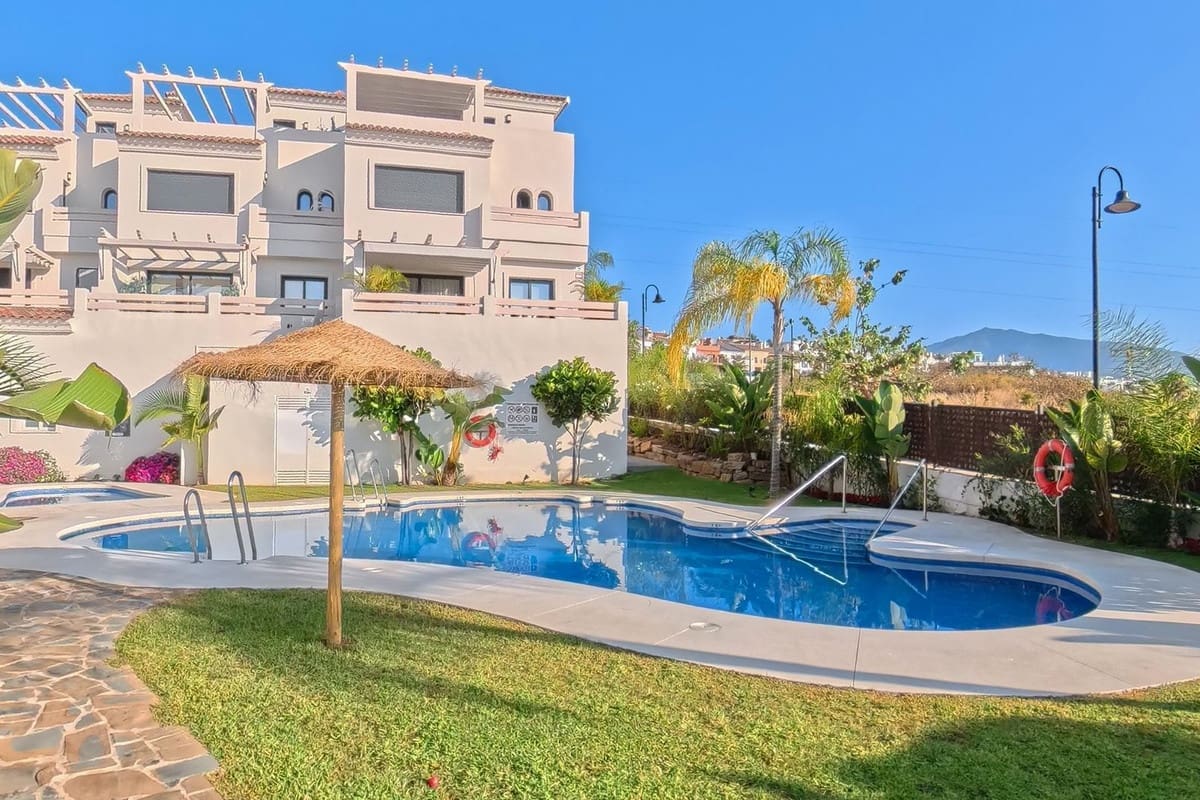 3 sypialnia Dom na sprzedaż w Estepona z basenem garażem - 495 000 € (Ref: 9105020)