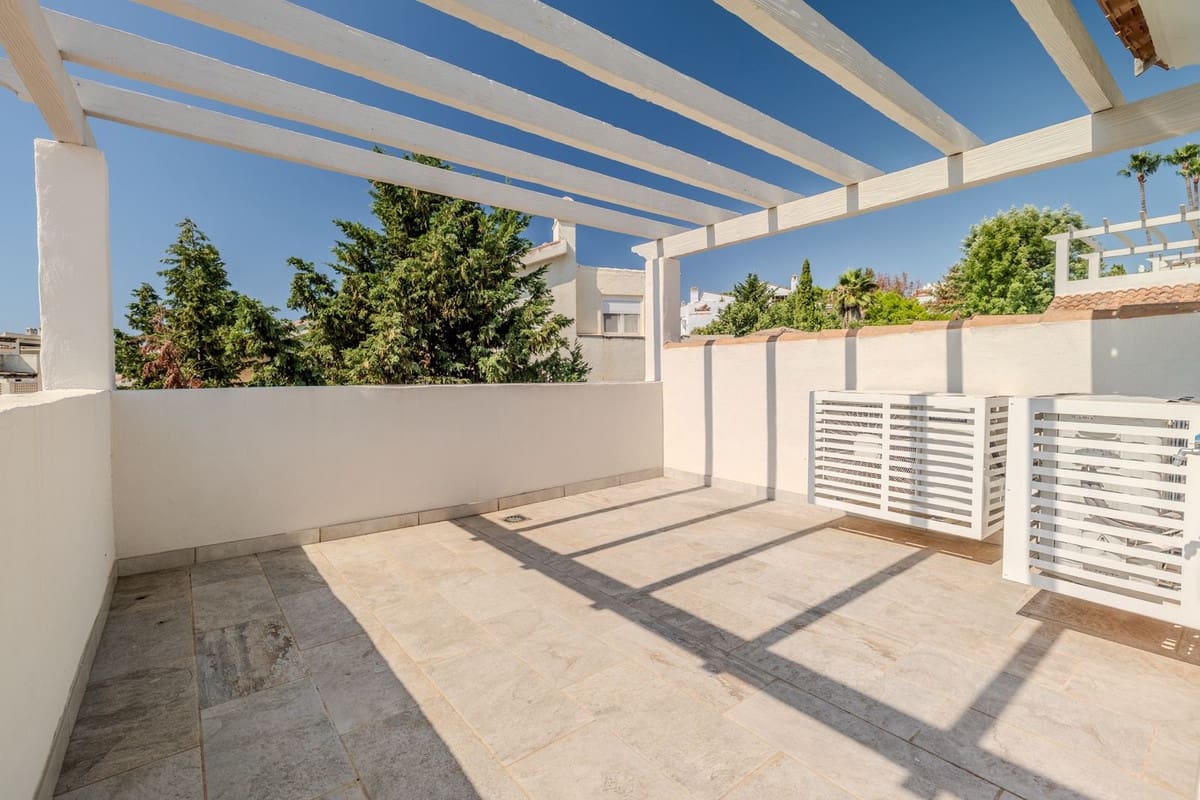 3 bedroom Townhouse for sale in Estepona with pool garage - € 495,000 (Ref: 9105020)