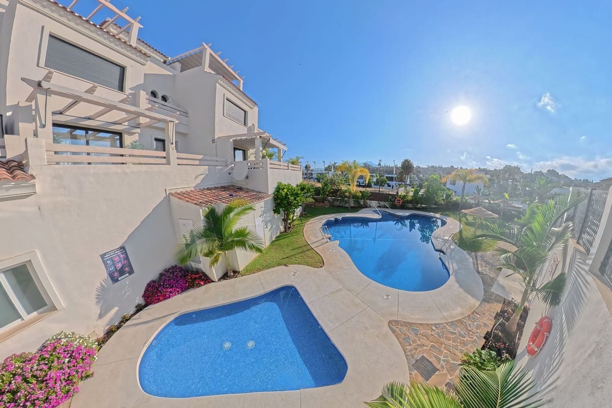 3 bedroom Townhouse for sale in Estepona with pool garage - € 495,000 (Ref: 9105020)