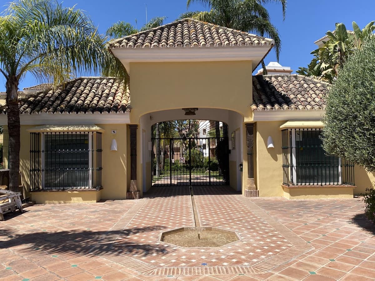 3 slaapkamer Appartement te koop in Guadalmina met zwembad garage - € 590.000 (Ref: 9164374)