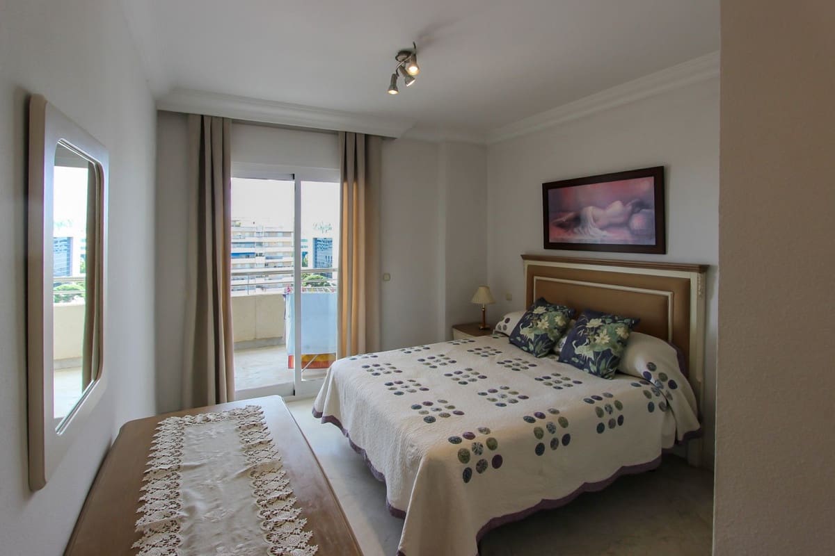 2 bedroom Apartment for sale in Puerto Banus with pool - € 580,000 (Ref: 9175547)