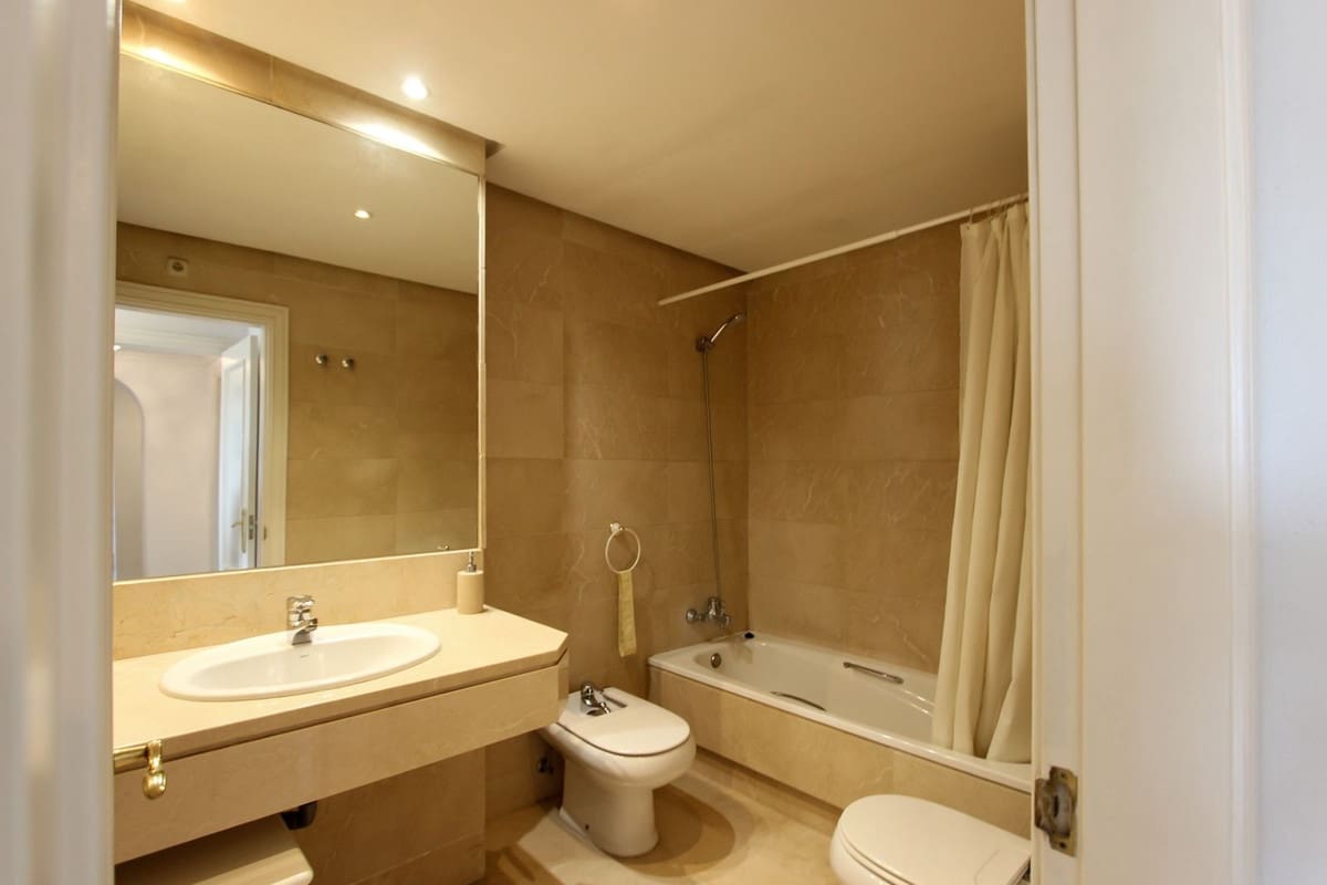 2 bedroom Apartment for sale in Puerto Banus with pool - € 580,000 (Ref: 9175547)