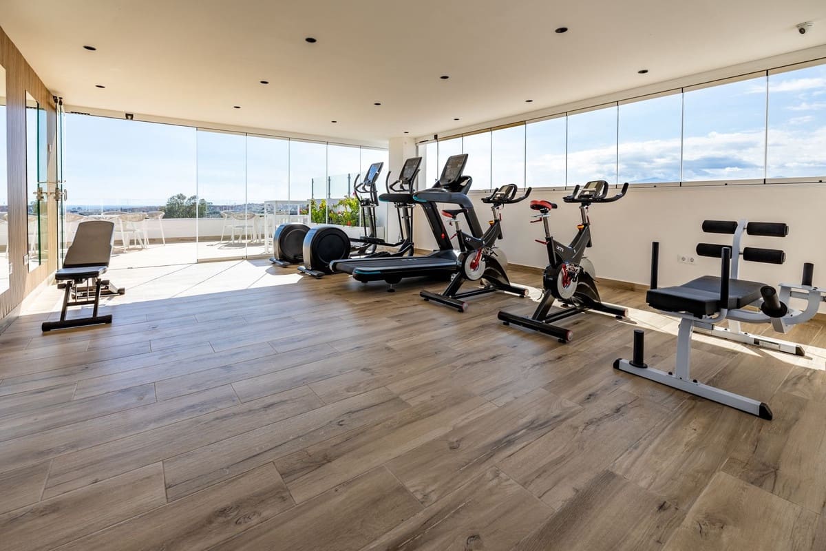 4 soveværelse Lejlighed til salg i Nueva Andalucia med swimmingpool garage - € 575.000 (Ref: 9289539)