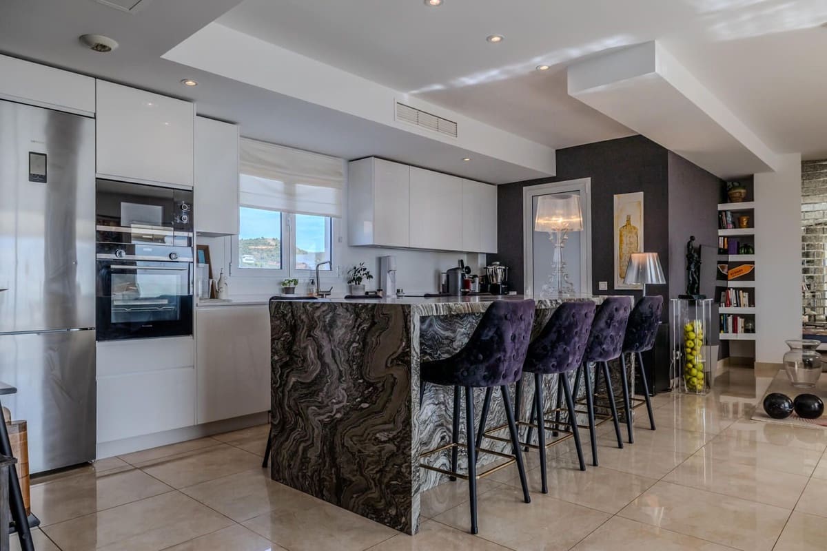 Apartamento de 2 habitaciones en Los Monteros en venta con piscina garaje - 980.000 € (Ref: 9343999)