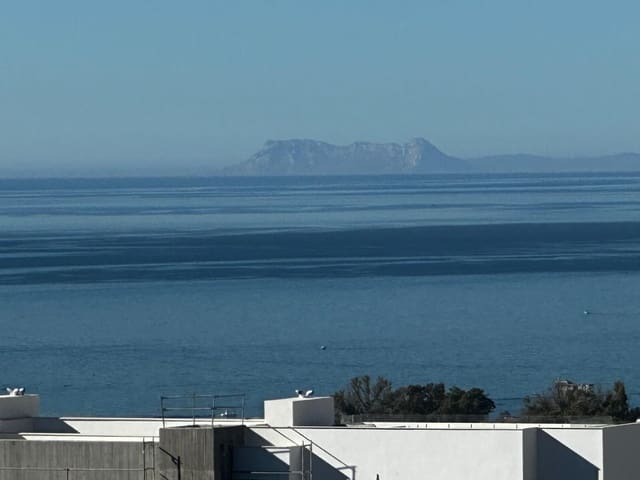 2 soverom Leilighet til salgs i Los Monteros, Marbella med svømmebasseng garasje - € 980 000 (Ref: 9343999)