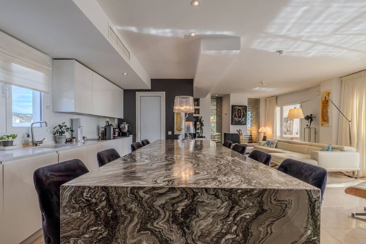 Apartamento de 2 habitaciones en Los Monteros en venta con piscina garaje - 980.000 € (Ref: 9343999)