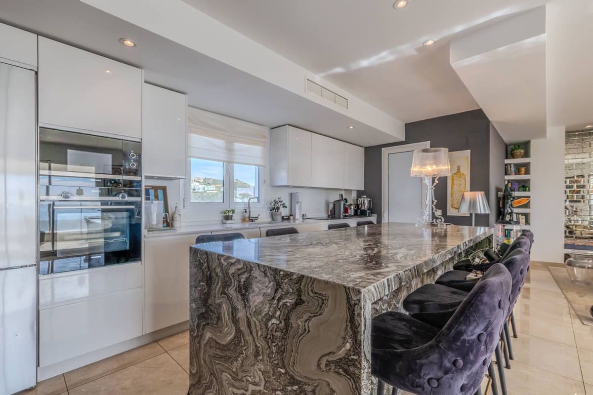 Apartamento de 2 habitaciones en Los Monteros en venta con piscina garaje - 980.000 € (Ref: 9343999)