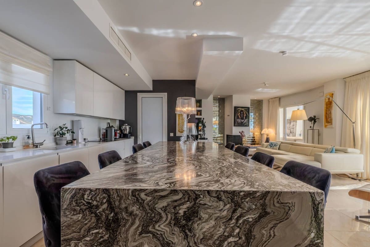 2 slaapkamer Appartement te koop in Los Monteros met zwembad garage - € 920.000 (Ref: 9343999)