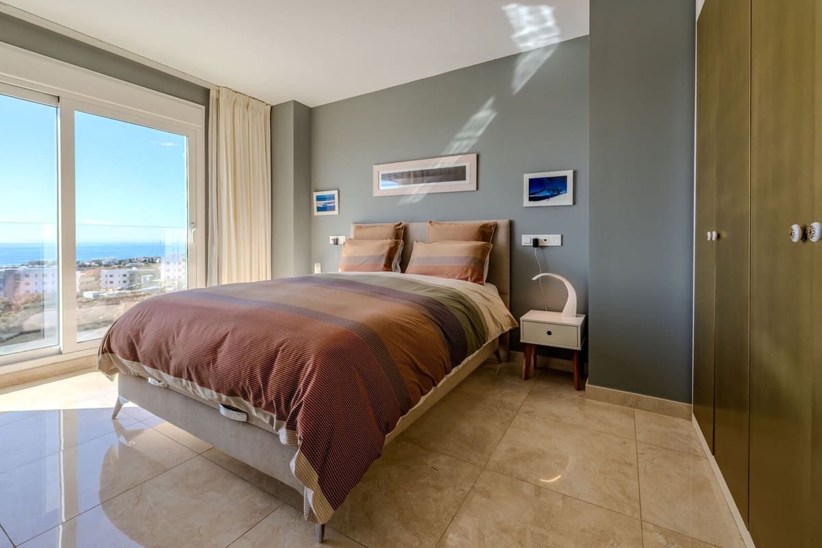 2 slaapkamer Appartement te koop in Los Monteros met zwembad garage - € 920.000 (Ref: 9343999)