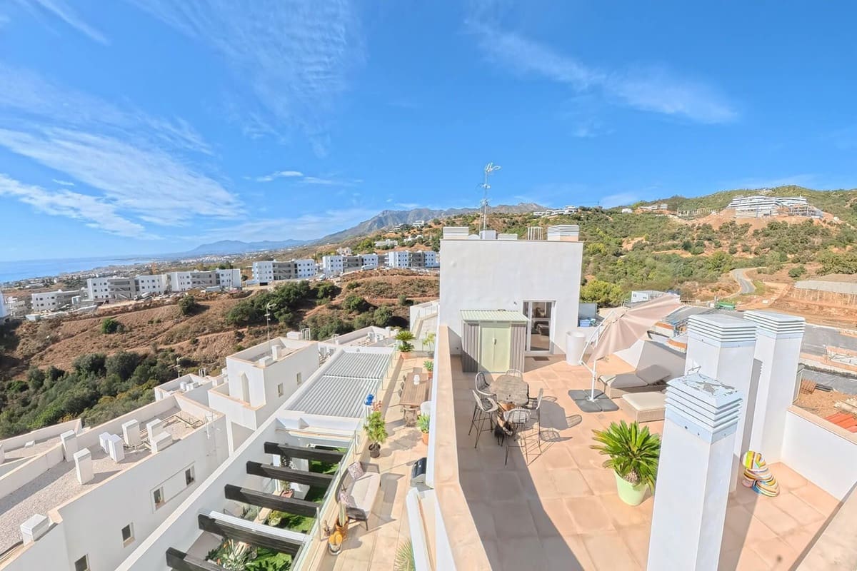 2 slaapkamer Appartement te koop in Los Monteros met zwembad garage - € 920.000 (Ref: 9343999)