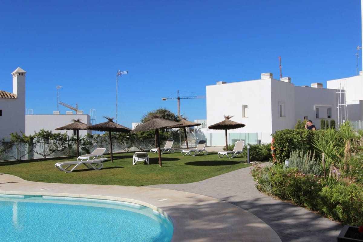 2 slaapkamer Appartement te koop in Los Monteros met zwembad garage - € 920.000 (Ref: 9343999)