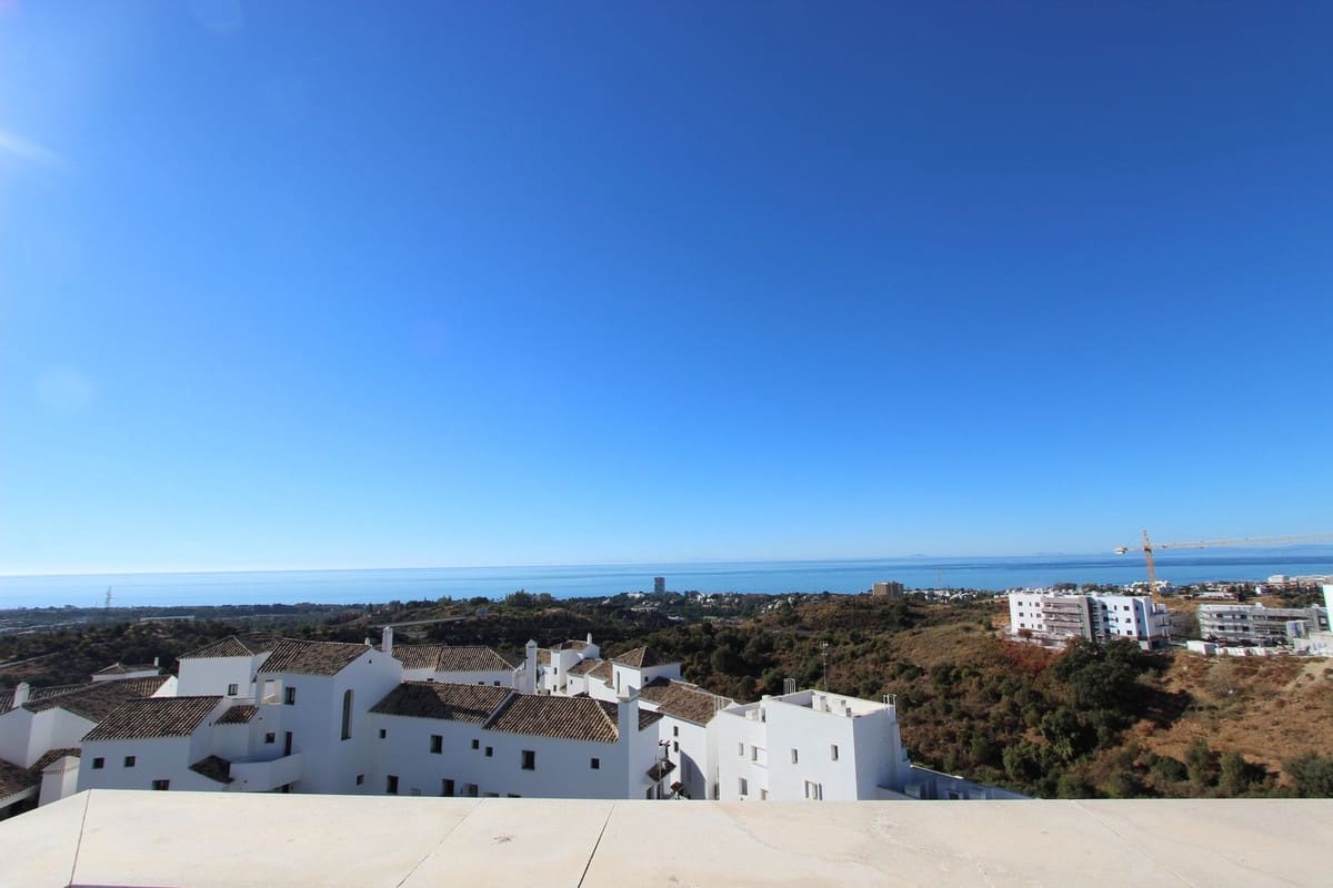 2 slaapkamer Appartement te koop in Los Monteros met zwembad garage - € 920.000 (Ref: 9343999)