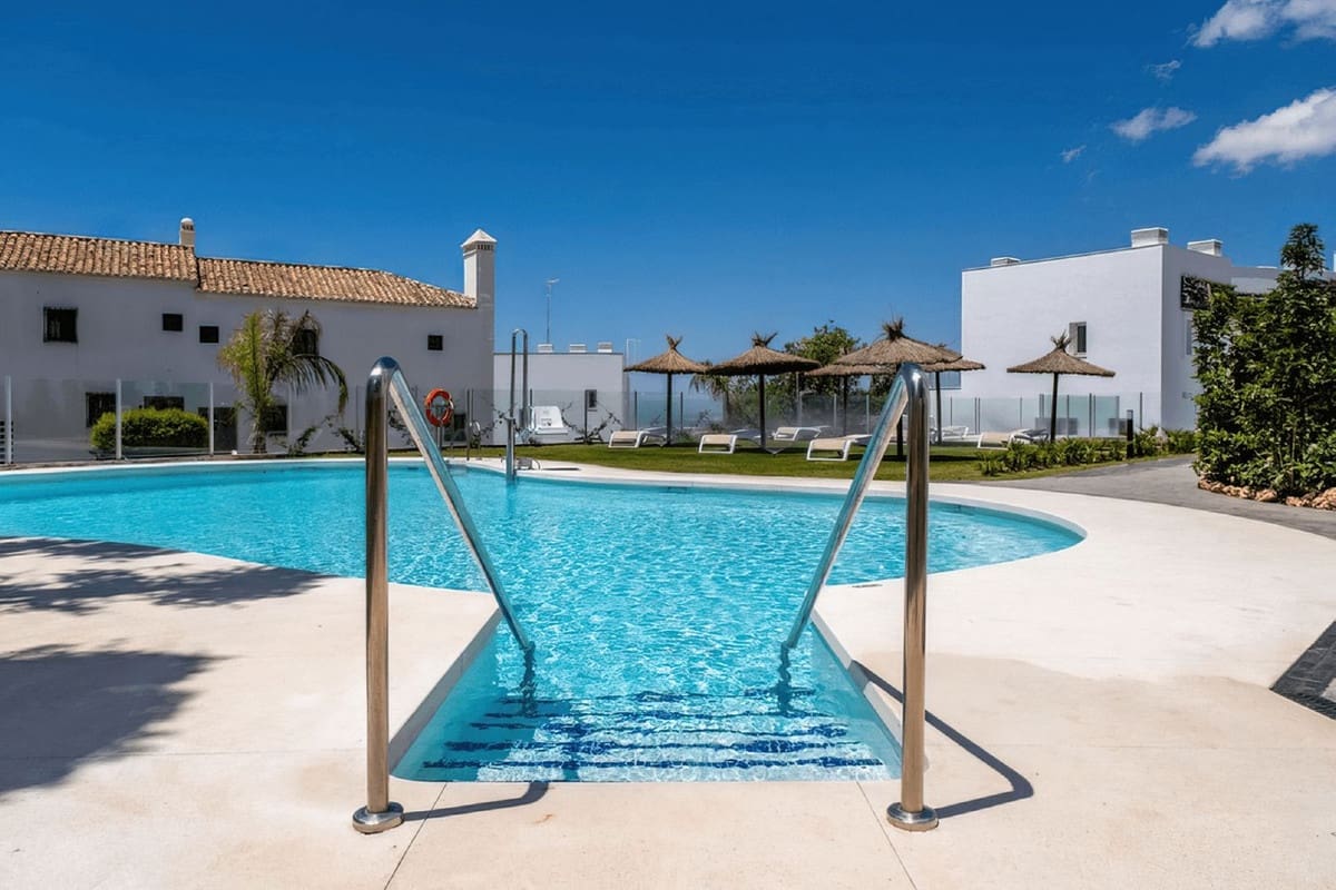 2 slaapkamer Appartement te koop in Los Monteros met zwembad garage - € 920.000 (Ref: 9343999)