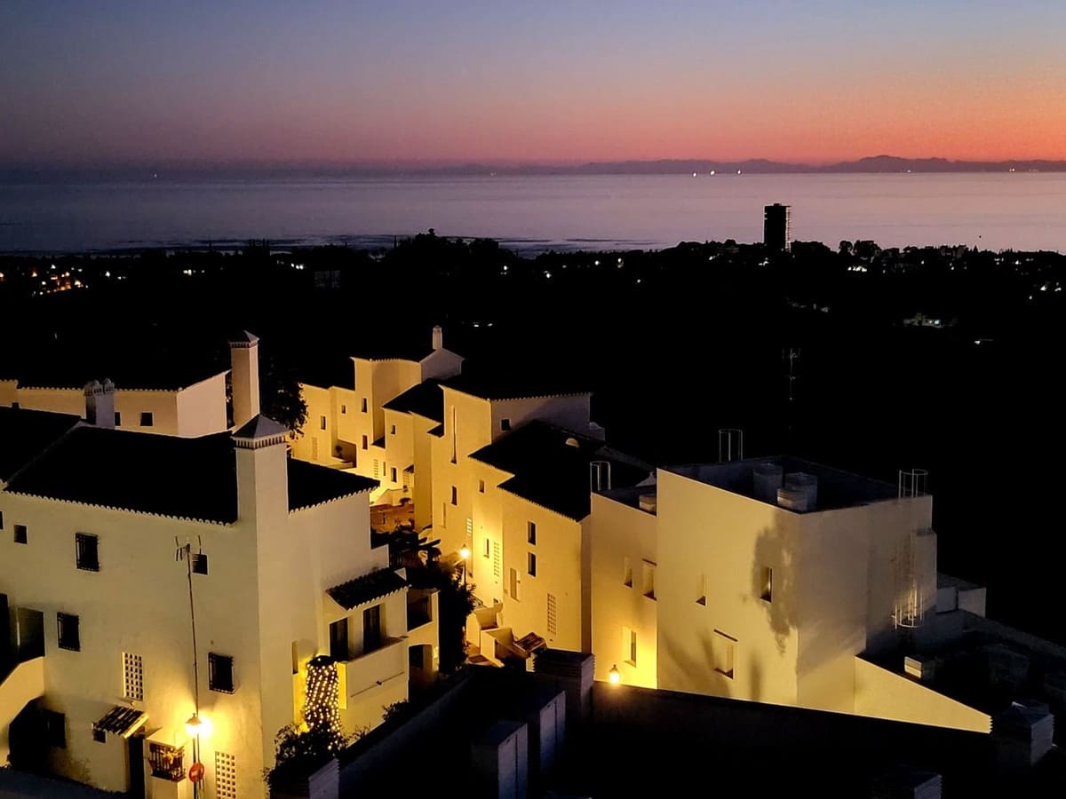 2 slaapkamer Appartement te koop in Los Monteros met zwembad garage - € 920.000 (Ref: 9343999)