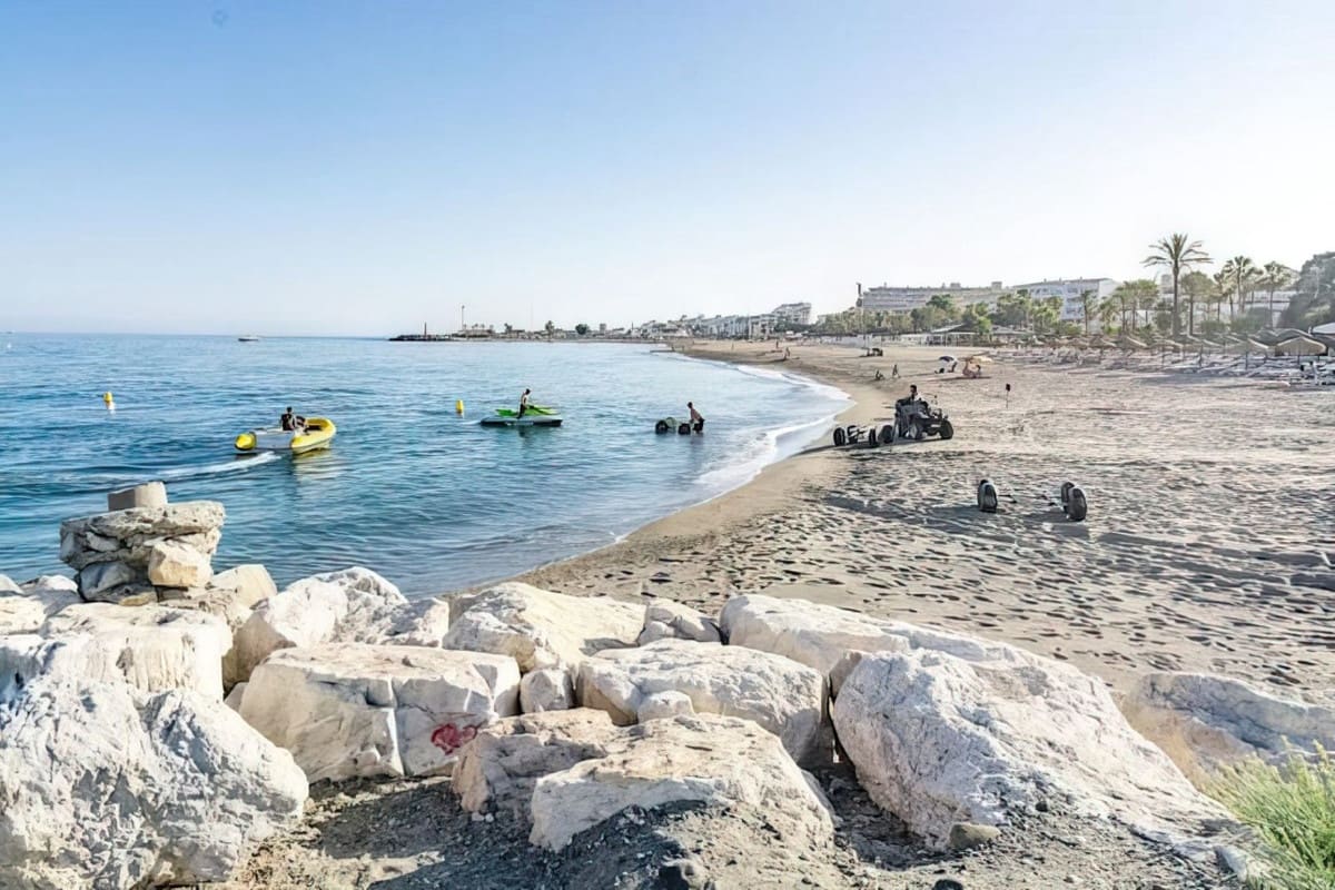 3 sypialnia Penthouse na sprzedaż w Nueva Andalucia z basenem garażem - 450 000 € (Ref: 9345281)