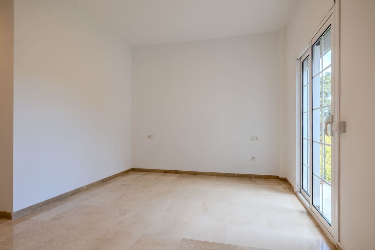 4 sypialnia Willa na sprzedaż w Sotogrande z basenem garażem - 1 950 000 € (Ref: 9378146)