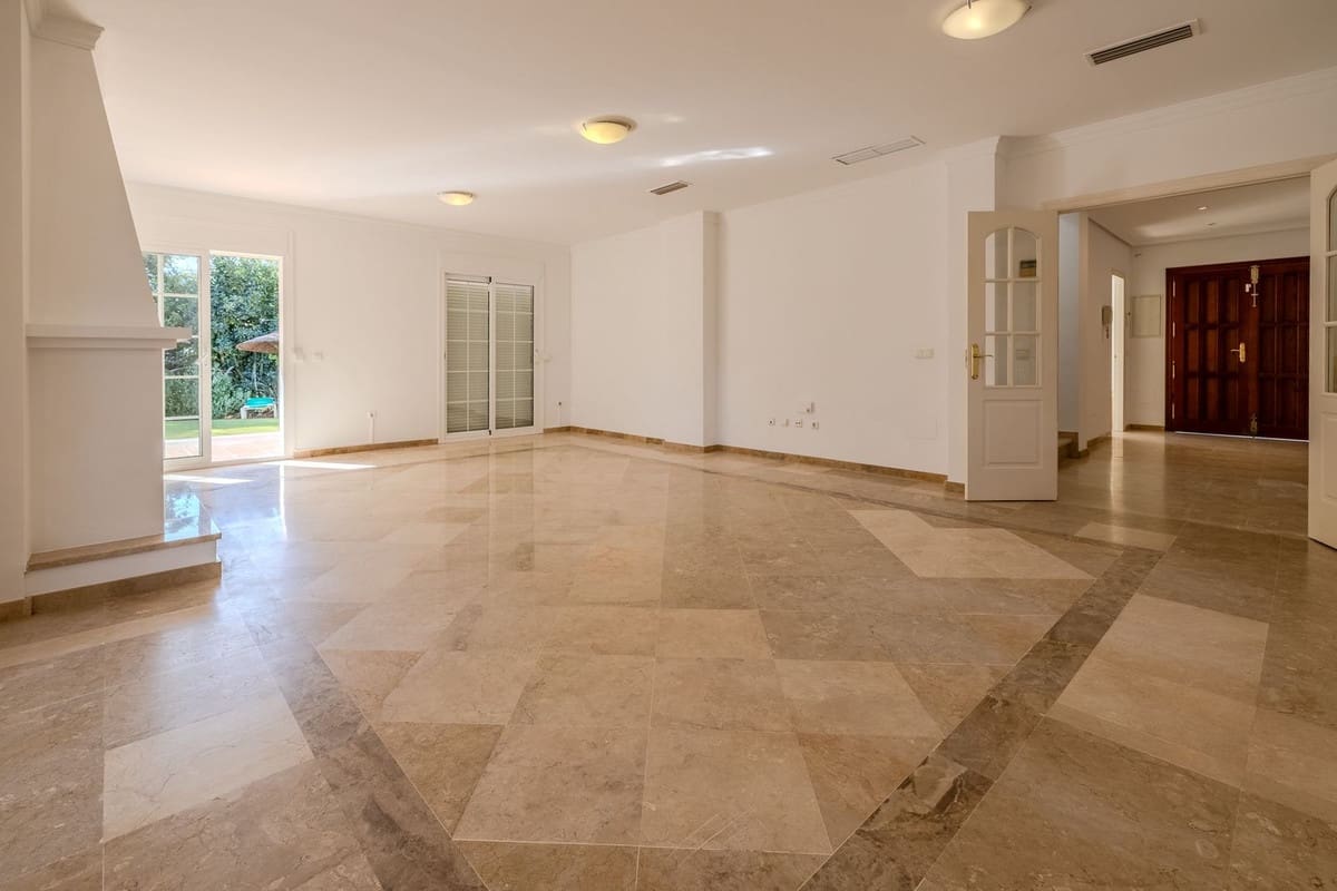 4 sypialnia Willa na sprzedaż w Sotogrande z basenem garażem - 1 950 000 € (Ref: 9378146)